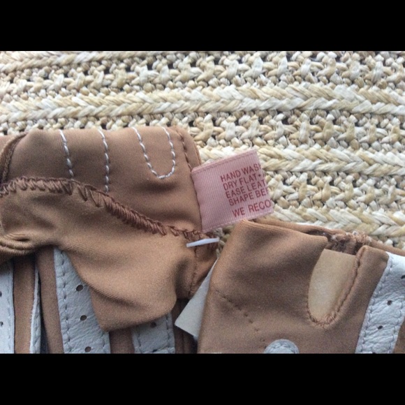 Woolite Nylon Gloves  
Beige/Ivory Color One Size - Picture 3 of 6